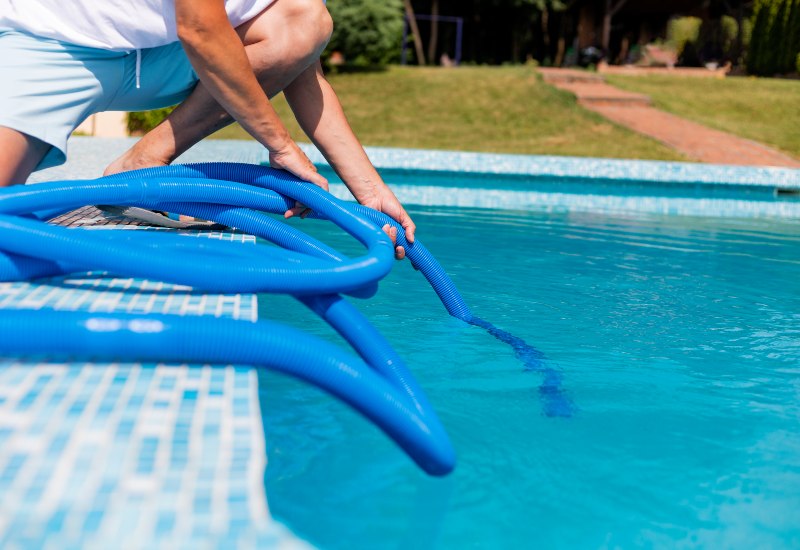 An expert is offering residential pool maintenance services in Phoenix, AZ